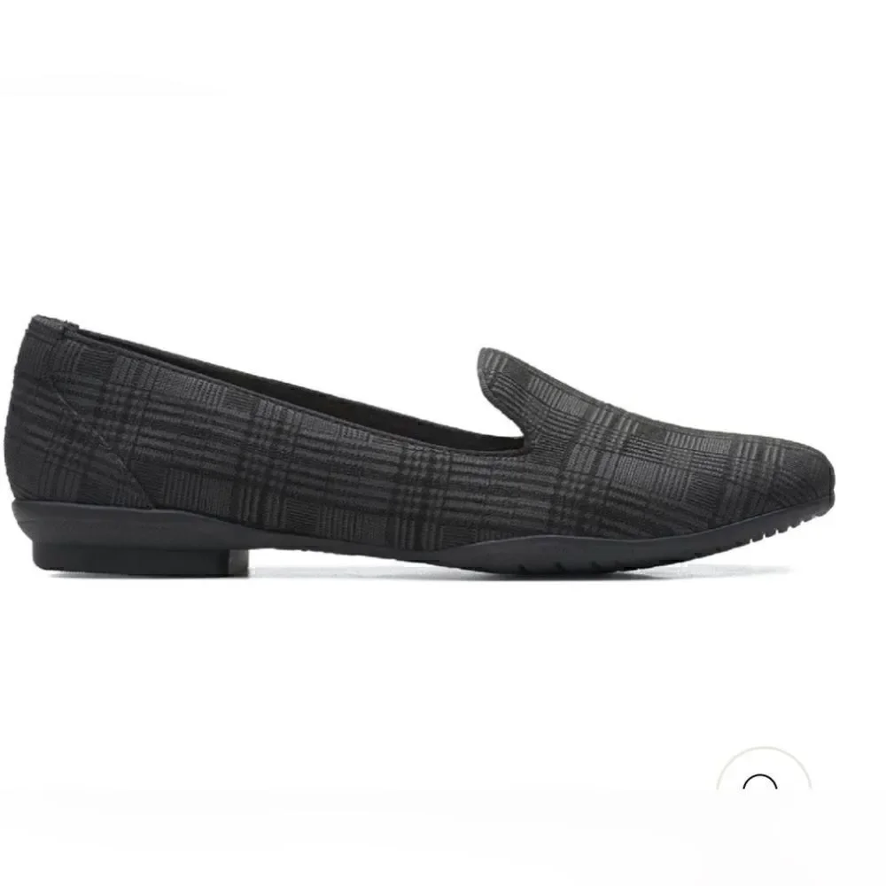 CLARKS SARA POPPY WOMENS SLIP ON SMOKING LOAFERS BLACK PLAID SIZE 6.5
